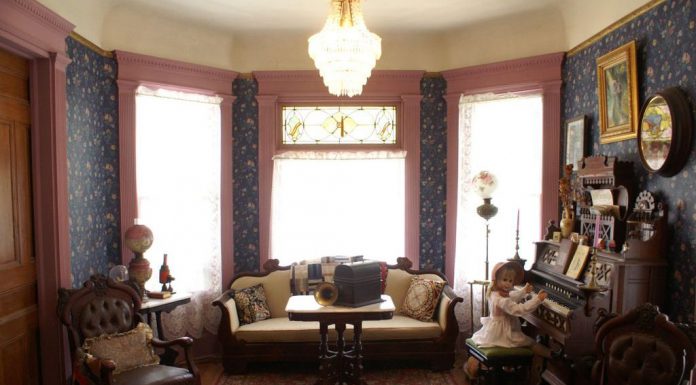 Notice something eerie about this house in upstate New York?