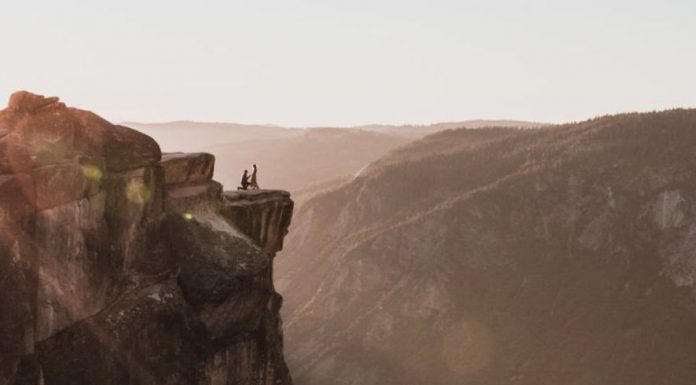 Snap – do you recognise the couple in the photograph? The viral photograph - snapped at Yosemite.